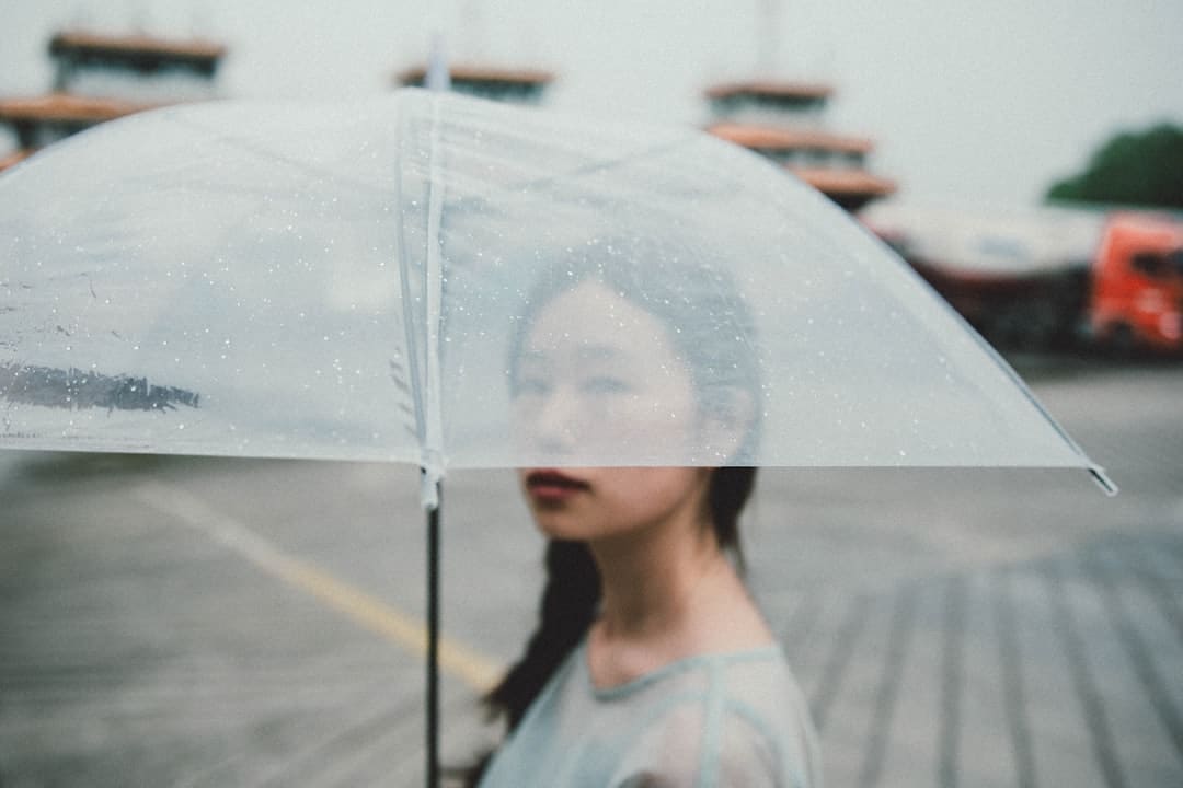 投诉鲁迅夹烟，代表一股“拖拽咱们向下掉落的力气”